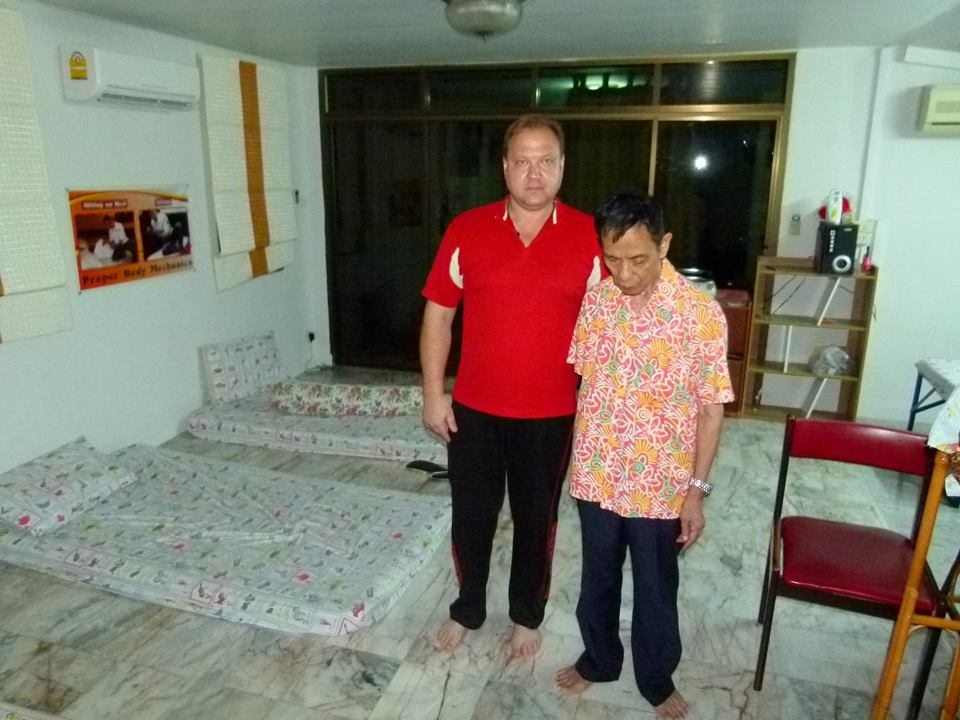 Deivis Petrušis su tradicinio tailandietiško masažo mokytoju