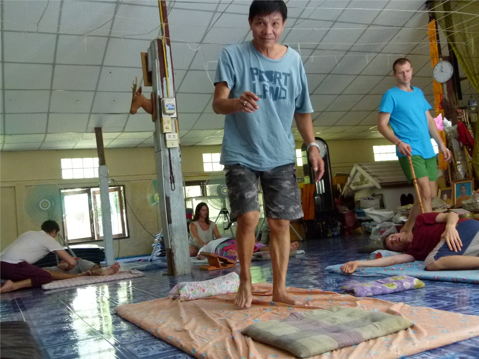 Mokytojas praktinių tailandietiško masažo mokymų salėje