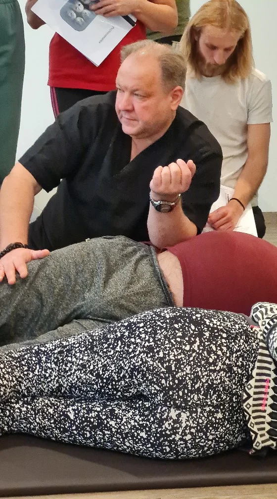 Deivis Petrušis demonstruoja praktinę masažo techniką