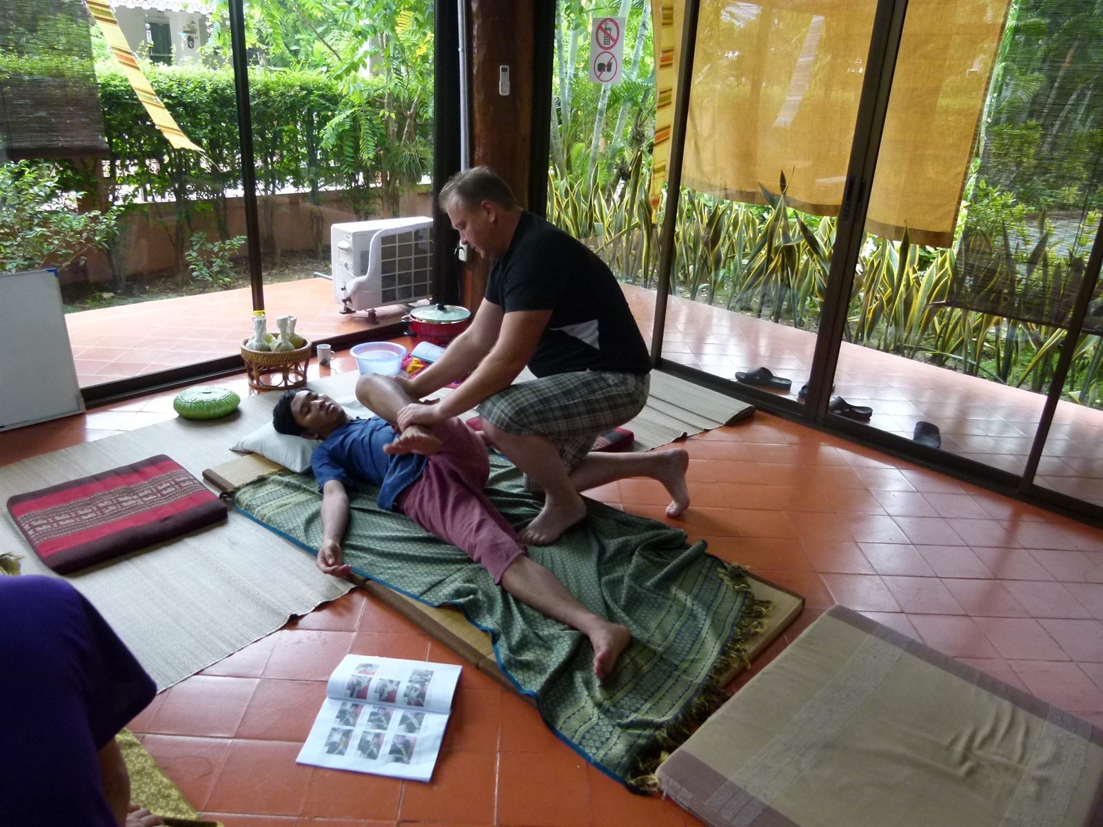 Deivis Petrušis praktikuoja tailandietišką masažą mokymuose Tailande