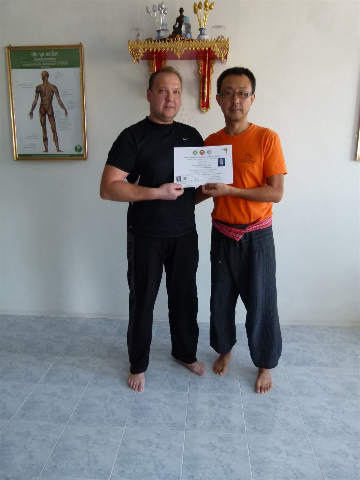 Deivis Petrušis su tailandietiško masažo mokytoju ir mokymų pažymėjimu