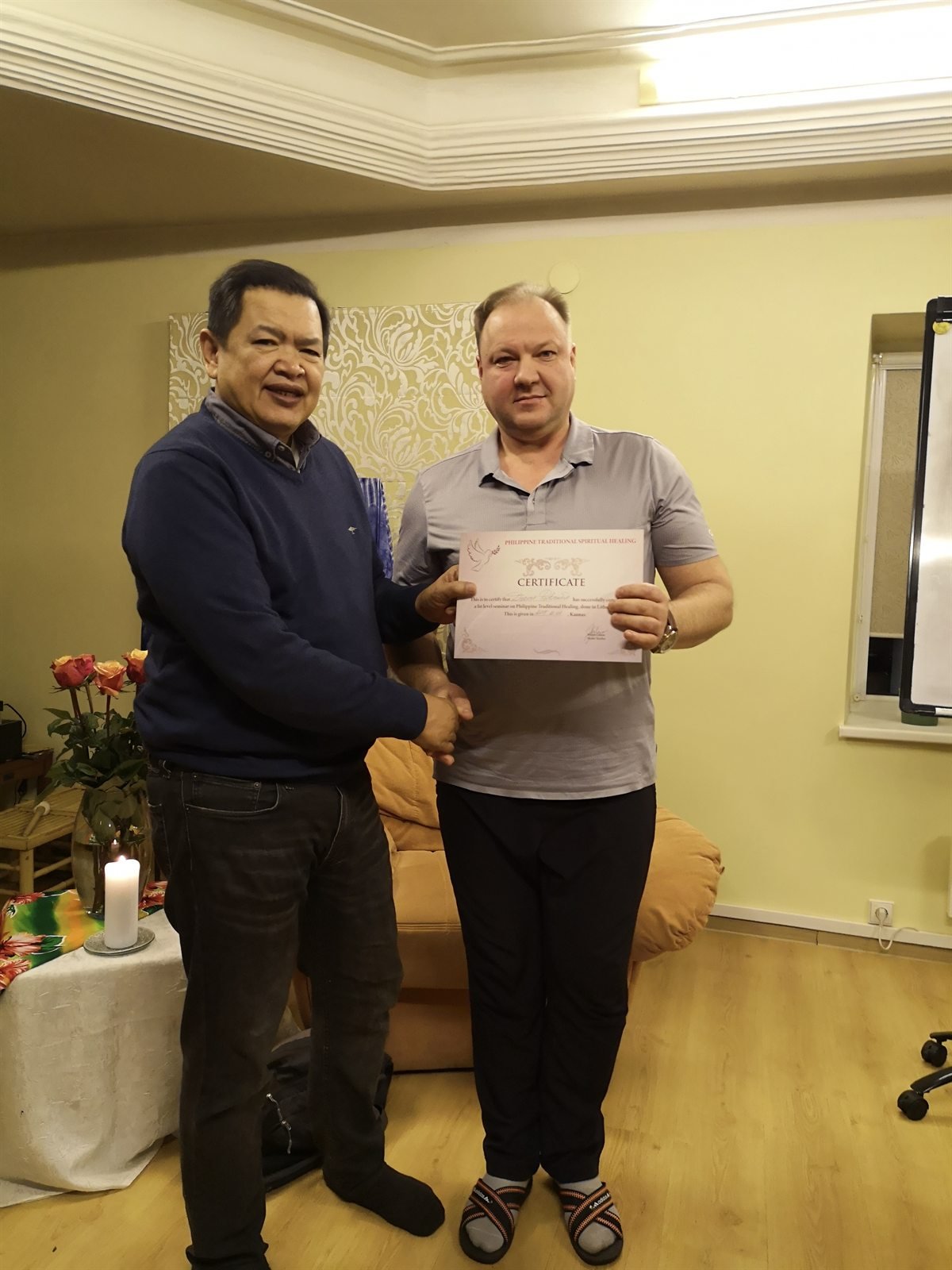Deivis Petrušis su mokytoju ir mokymų pažymėjimu