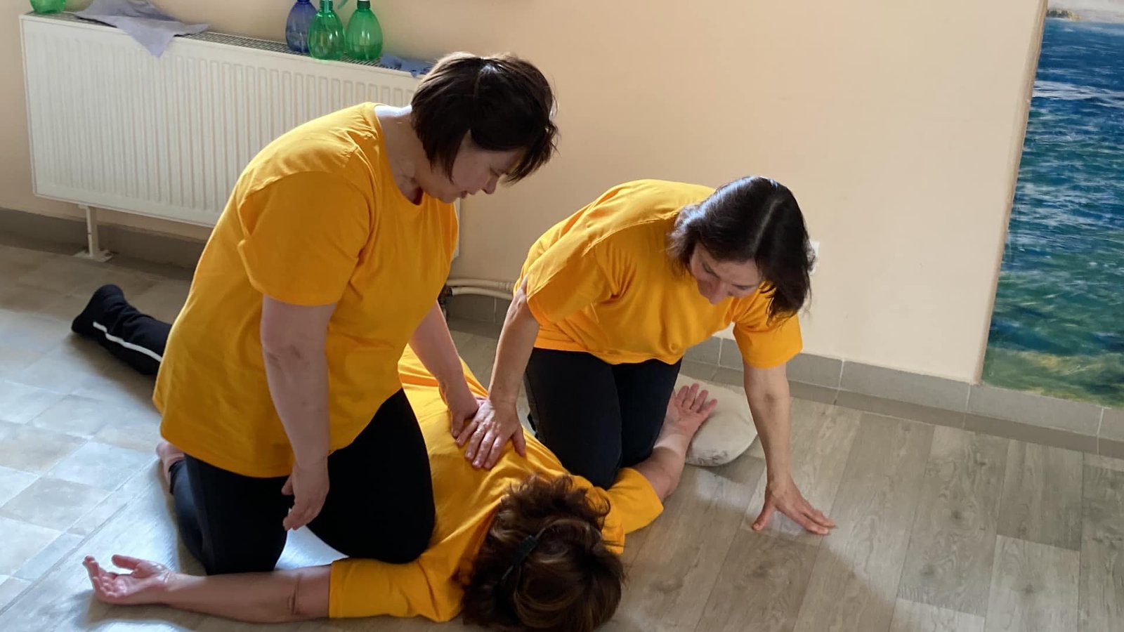 Tailandietiško masažo mokyklos mokymų ir bendruomenės akimirka