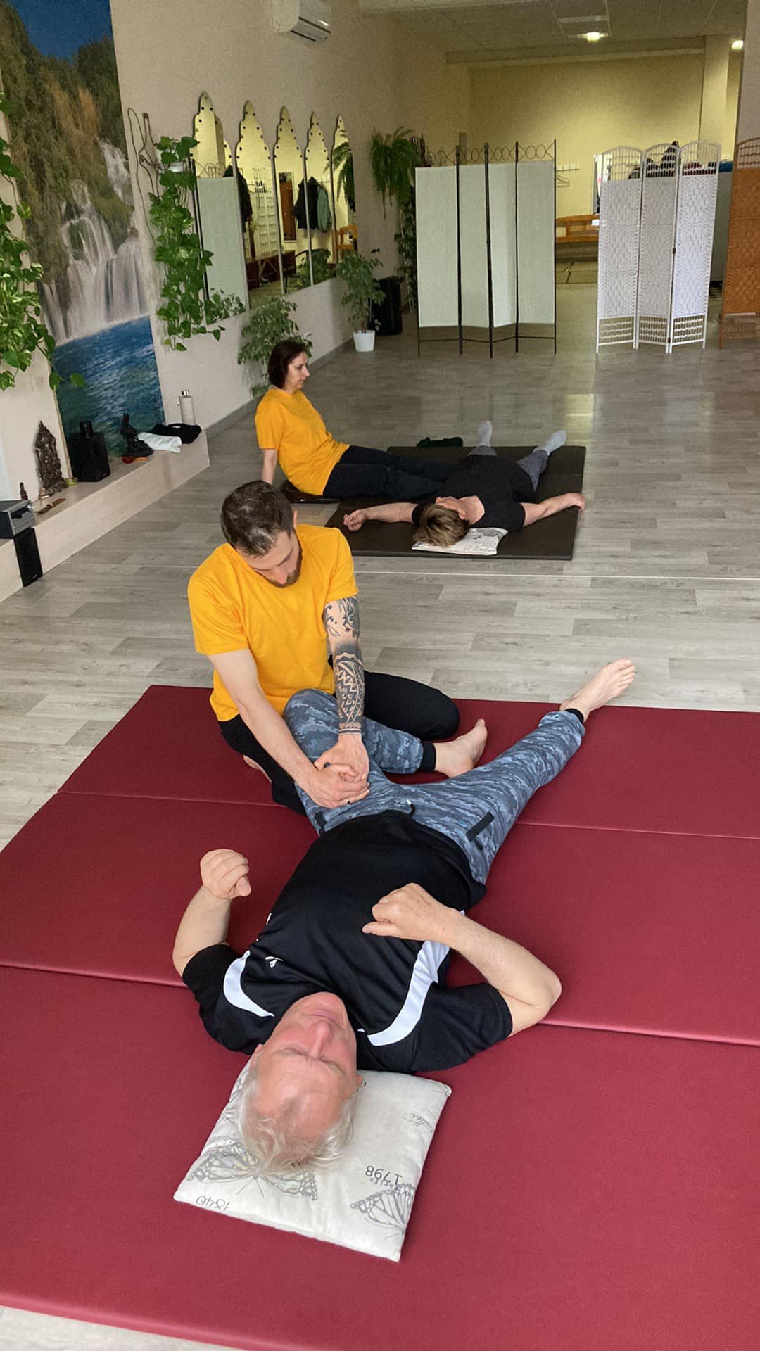 Tailandietiško masažo mokyklos mokymų ir bendruomenės akimirka