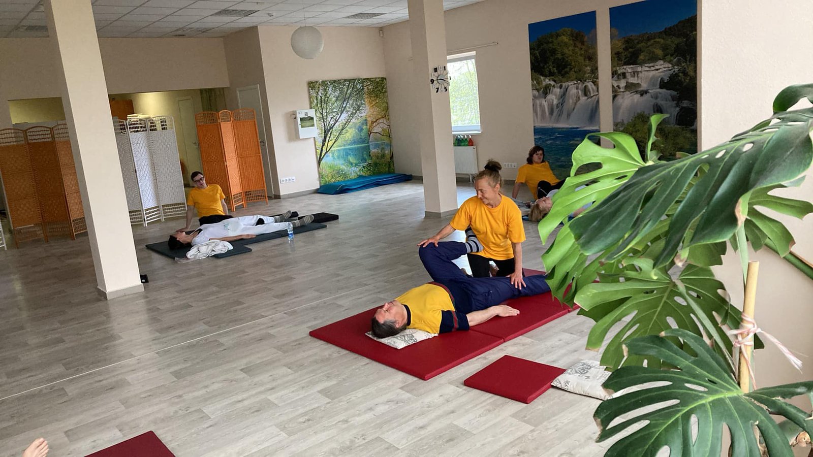 Tailandietiško masažo mokyklos mokymų ir bendruomenės akimirka