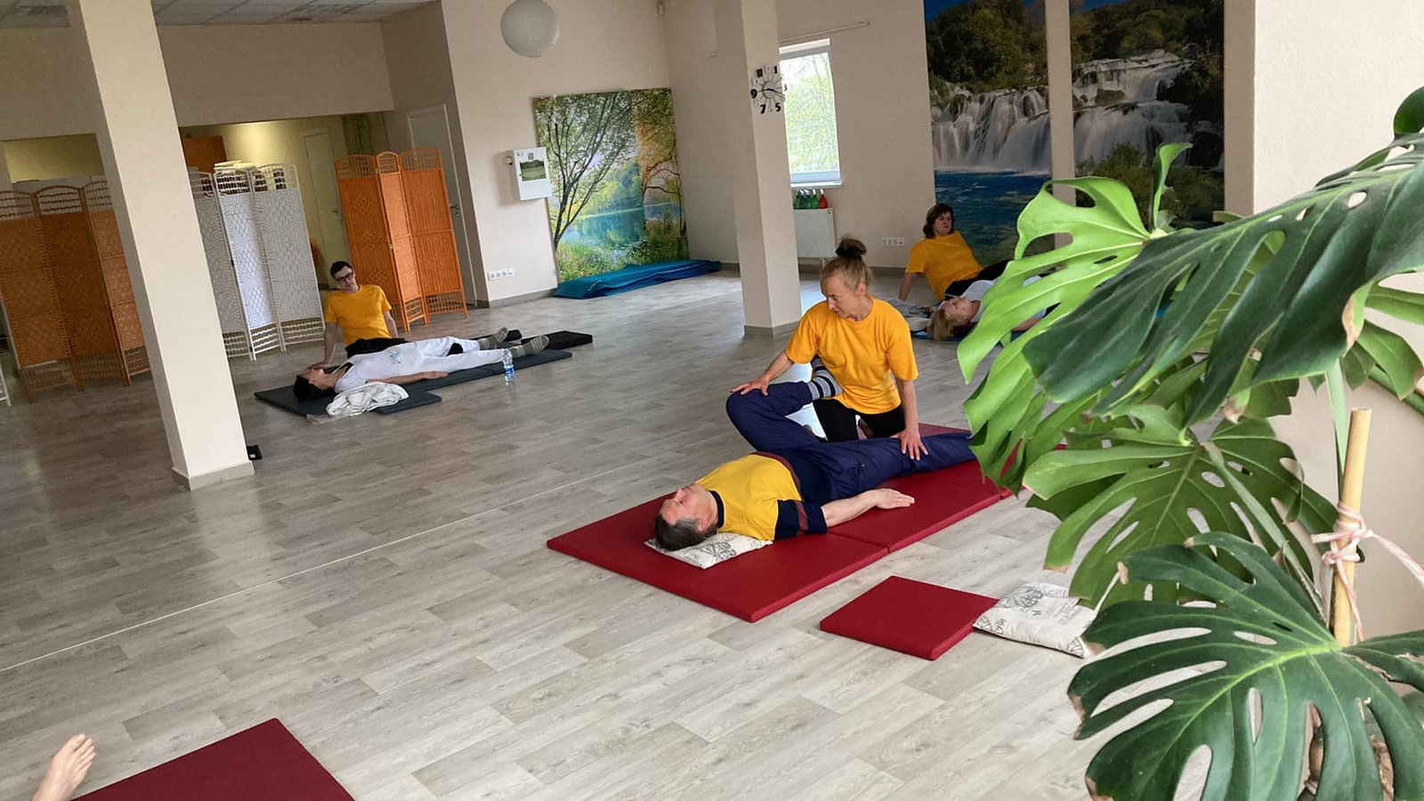 Tailandietiško masažo mokyklos mokymų ir bendruomenės akimirka