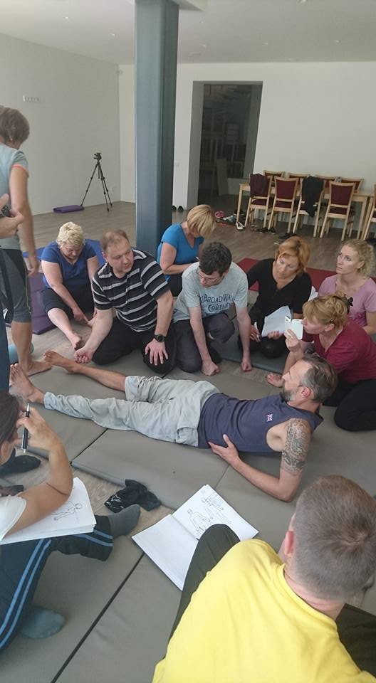 Tailandietiško masažo mokyklos mokymų ir bendruomenės akimirka