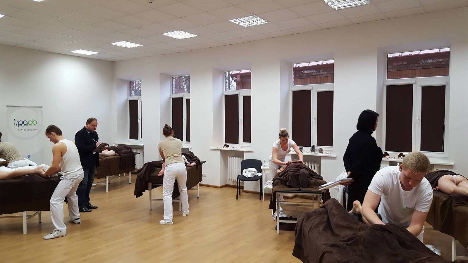 Tailandietiško masažo mokyklos mokymų ir bendruomenės akimirka