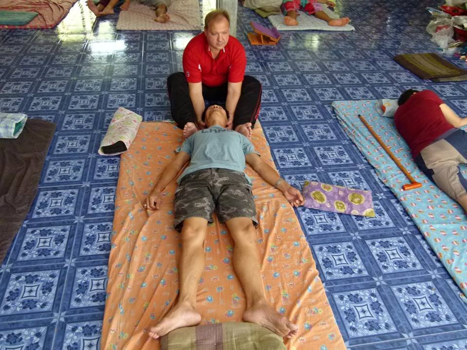 Tailandietiško masažo mokyklos mokymų ir bendruomenės akimirka