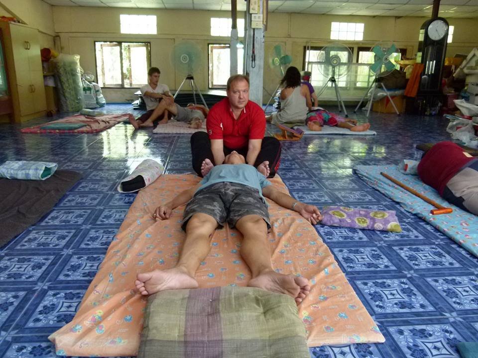 Tailandietiško masažo mokyklos mokymų ir bendruomenės akimirka