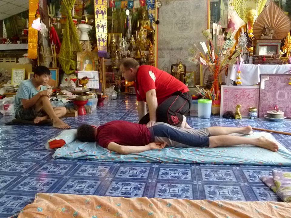 Tailandietiško masažo mokyklos mokymų ir bendruomenės akimirka